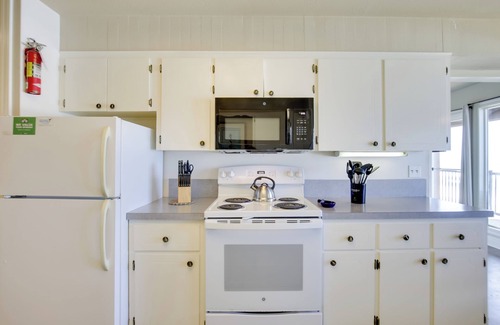 Lincoln Beach Condo | Oceanfront Oregon Retreat - Pool, Sauna & Patio!