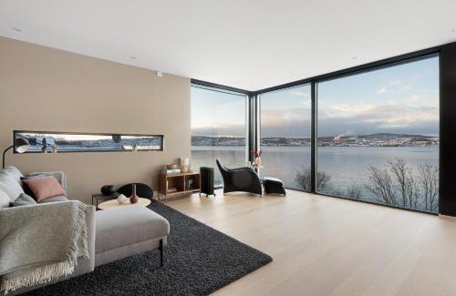 Tromso Apartment | Oceanfront penthouse duplex wamazing view!