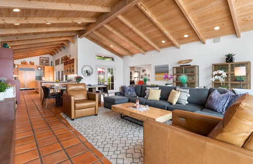 Beach Barber Tract House | Oceanfront Playa Vista La Jolla Pool + Coastal Luxe