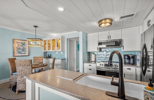 Fernandina Beach Condo | 🌊Oceanfront🏊Pool 🛏️King Bed 😎Bliss🛋️Terrace 🛗Elevator🏖️Beach🎦 ROKU🐬Sand