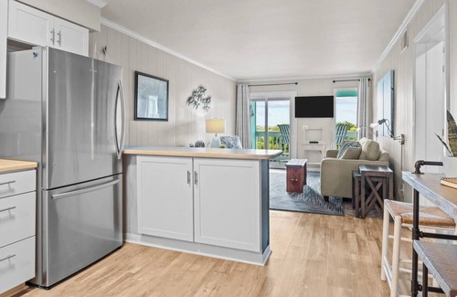 Morehead City Condo | Oceanfront | Pool | 2 Bedrooms