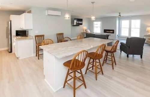 Northeast Virginia Beach Apartment | Oceanfront Resort 1B2 Beach 302