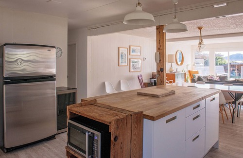 Port Renfrew Cottage | Oceanfront Retreat. Breathtaking Views, Barrel Sauna & Family-Friendly Comfort.