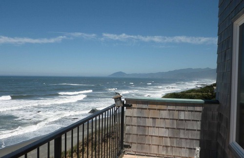 Gold Beach Villa | *Oceanfront Spanish Style Villa *Hot tub *Sea Views *Unique Design *Relaxing