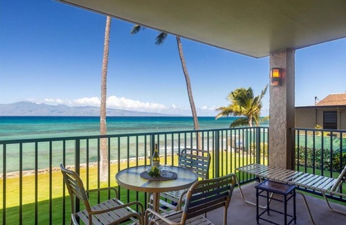 Honokowai Apartment | Oceanfront studio in well-maintained resort