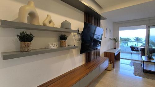 Las Glorias Apartment | Oceanfront studio with breeze and sun