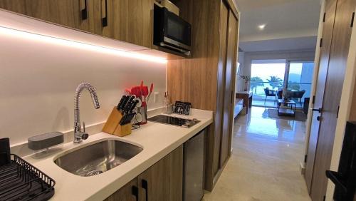 Las Glorias Apartment | Oceanfront studio with breeze and sun