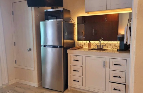 Kapoho Apartment | Oceanfront studio see whales and dolphins