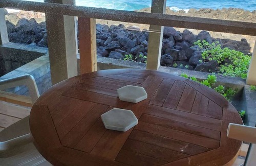 Kapoho Apartment | Oceanfront studio see whales and dolphins