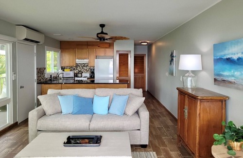 Kailua-Kona Condo | OCEANFRONT, Stunning Corner Unit in Boutique Complex, Spacious, Pool, A/C!