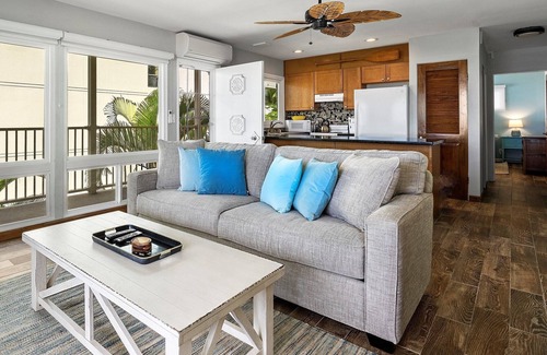 Kailua-Kona Condo | OCEANFRONT, Stunning Corner Unit in Boutique Complex, Spacious, Pool, A/C!