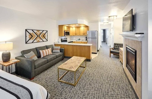 Lincoln City Condo | Oceanfront Suite - King Bed - Heated Indoor Pool & Hot Tub