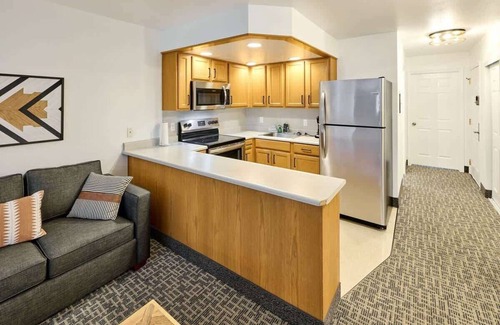 Lincoln City Condo | Oceanfront Suite - King Bed - Heated Indoor Pool & Hot Tub