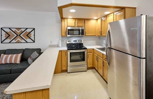 Lincoln City Condo | Oceanfront Suite - King Bed - Heated Indoor Pool & Hot Tub