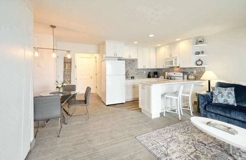 Lincoln City Condo | Oceanfront Suite - Sleeps Six - Heated Pool and Hot Tub!