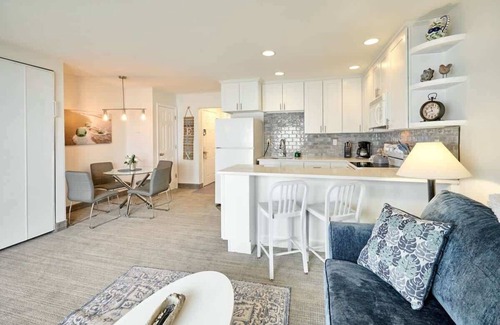 Lincoln City Condo | Oceanfront Suite - Sleeps Six - Heated Pool and Hot Tub!