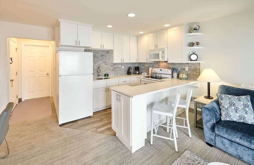 Lincoln City Condo | Oceanfront Suite - Sleeps Six - Heated Pool and Hot Tub!
