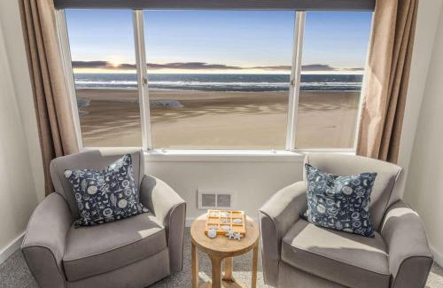 Lincoln City House | Oceanfront Suite - Top Floor - Sleeps 4 - Pool and Sauna