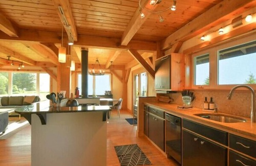 Homer House | Oceanfront Timber Home on the Bluffs of Kachemak Bay with Hot Tub ♨️✨🌊🦅🌲🫎⛴️