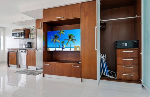South Beach Apartment | Oceanfront Top Floor w/Balcony View - Modern 2 Queen Beds Suite - Ocean Drive