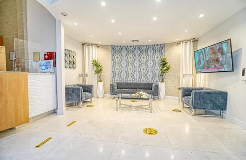 South Beach Apartment | Oceanfront Top Floor w/Balcony View - Modern 2 Queen Beds Suite - Ocean Drive