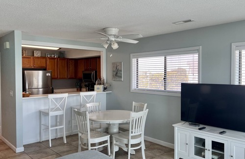 Kure Beach Condo | Oceanfront Top Floor Condo With Pool- Riggings E3