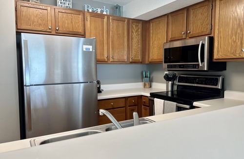 Kure Beach Condo | Oceanfront Top Floor Condo With Pool- Riggings E3