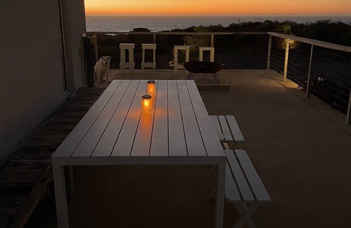 Dongara House | Oceanfront Tranquility: Luxe Modern Retreat