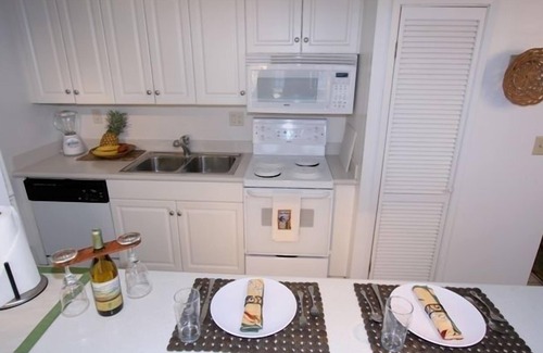 Kihei Condo | OceanFRONT, UPDATED, 4th Floor, 1BR Cali King, Non-Smoking, SHARP!