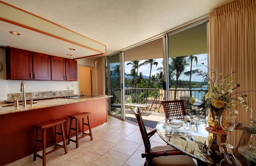 Kihei Condo | *OCEANFRONT* *UPGRADED* *STUNNING VIEW* Kamaole Nalu 506