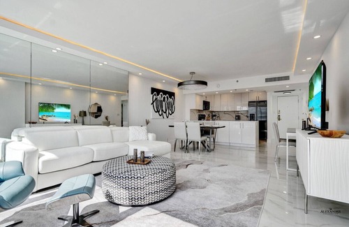 Mid Beach Apartment | Oceanfront Upscale Condo Ocean & Beach View 701