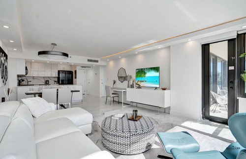 Mid Beach Apartment | Oceanfront Upscale Condo Ocean & Beach View 701