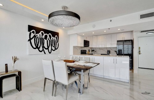 Mid Beach Apartment | Oceanfront Upscale Condo Ocean & Beach View 701
