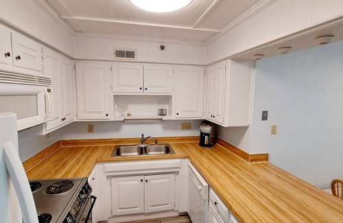 Sneads Ferry Condo | Oceanfront Escape - Private Beach Access – Pool – Spacious Balcony – Sleeps 6