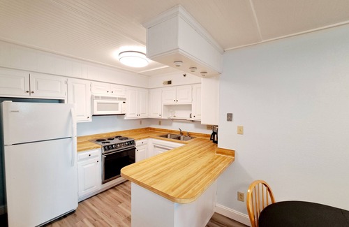Sneads Ferry Condo | Oceanfront Escape - Private Beach Access – Pool – Spacious Balcony – Sleeps 6