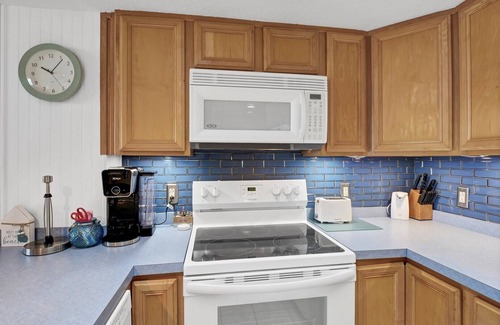 Sneads Ferry Condo | Oceanfront condo, community pool, beach access