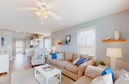 Sneads Ferry House | Oceanfront corner townhome with 4 balconies, pool & panoramic view