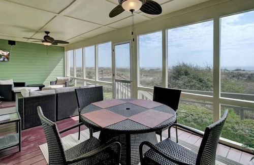 Isle of Palms Condo | Oceanfront W/ Huge Screen Porch, Mariner's Walk! Wild Dunes Resort! $250 Beach Gear Credit