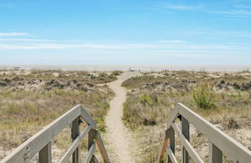 Isle of Palms Condo | Oceanfront W/ Huge Screen Porch, Mariner's Walk! Wild Dunes Resort! $250 Beach Gear Credit