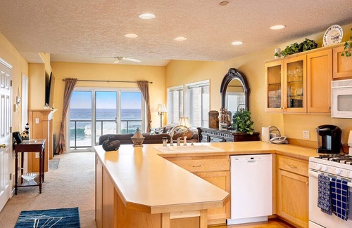 Depoe Bay Condo | Oceanfront, Whale Watching, Pool | Nautical Breeze