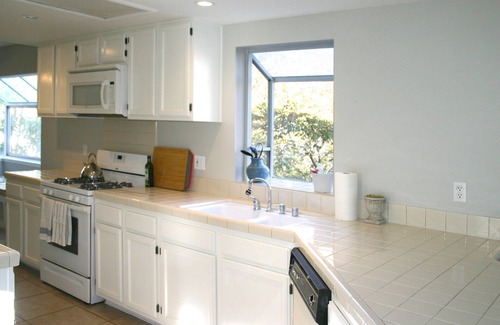 Townsite Condo | Oceanside Beach Condo. Walk to Beach!