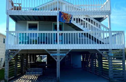 Kill Devil Hills House | Oceanside! Bright Beachy 3 BDRM Hot Tub Dog Friendly Walk to Beach WIFI