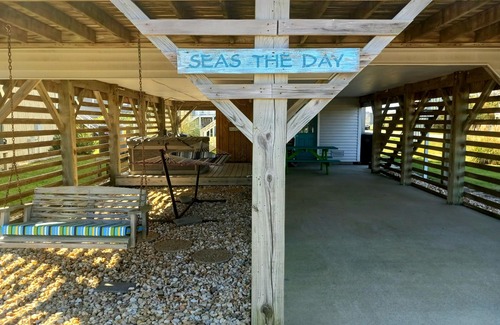 Kill Devil Hills House | Oceanside! Bright Beachy 3 BDRM Hot Tub Dog Friendly Walk to Beach WIFI
