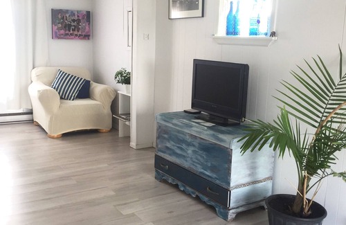 Dalhousie House | Oceanside bungalow next to a lighthouse, minutes walk to the beach!