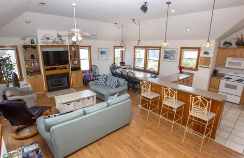Ocean Sands House | Oceanside, Close to beach, private pool, Hot Tub, OL1, Wild and Wonderful