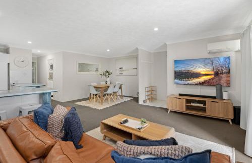 Burleigh Heads Apartment | Oceanside Cove