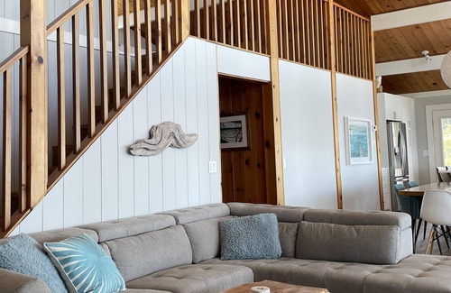Regional District of Nanaimo House | Oceanside Hideaway with Hot Tub & Private Beachfront Access