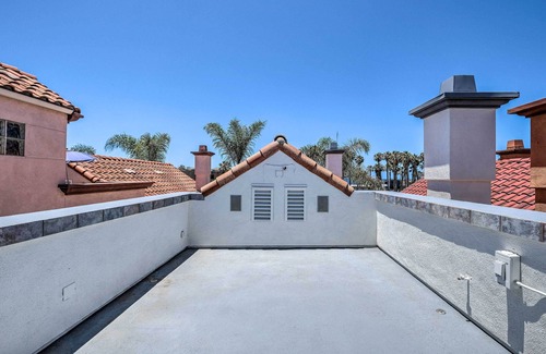 Townsite Cottage | Oceanside Home w/Rooftop Patio - Steps to Beach!