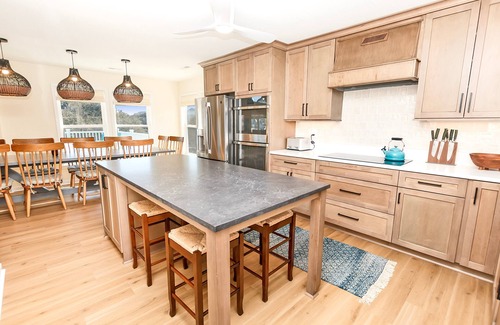 Corolla Light House | Oceanside, Hot Tub, Screened Porch, Lighthouse Views!- 119, The Haole House
