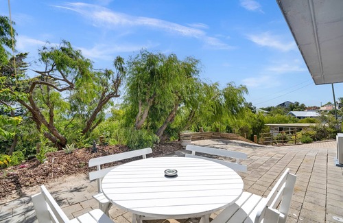 Peppermint Grove Beach Apartment | Oceanview Lodge by Peppy Beach Retreats® (5 Adults), Lodge